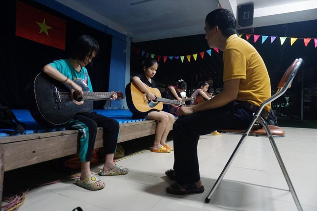 Dù công việc chính ở trường là hỗ trợ kỹ thuật, loa đài nhưng những thế hệ học trò ở Trung tâm đều gọi thầy Ba bằng “thầy” với tấm lòng trân quý.