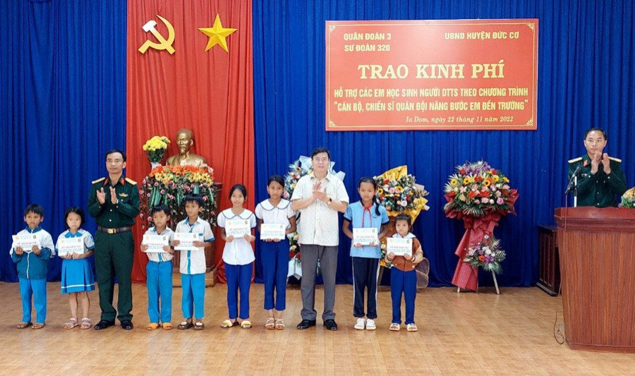 Quang cảnh buổi trao kinh phí hỗ trợ cho các em học sinh. Ảnh: Đinh Yến Toàn cảnh buổi trao kinh phí hỗ trợ cho các em học sinh. Ảnh. Đinh Yến