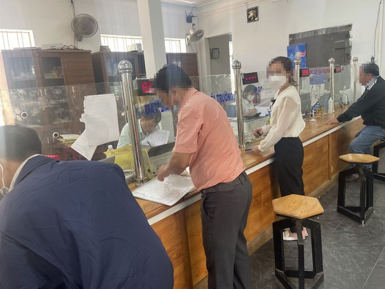 “Cò” nộp hồ sơ làm sổ đỏ ở Phòng một cửa UBND huyện Bảo Lâm, tỉnh Lâm Đồng