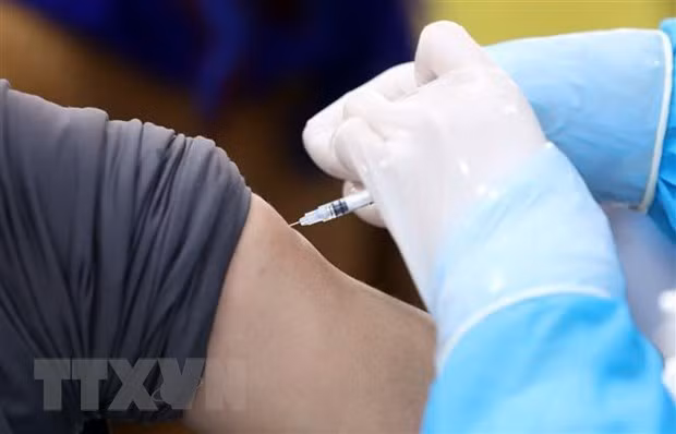 Tiêm vaccine ngừa COVID-19. (Nguồn: TTXVN)