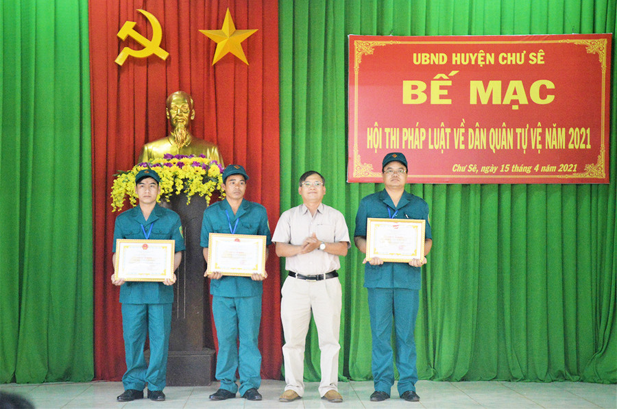  Ông Dương Mạnh Mẫn-Phó Chủ tịch Thường trực UBND huyện Chư Sê trao giấy khen cho các tập thể đạt giải tại Hội thi pháp luật về dân quân tự vệ năm 2021. Ảnh: Huy Bắc