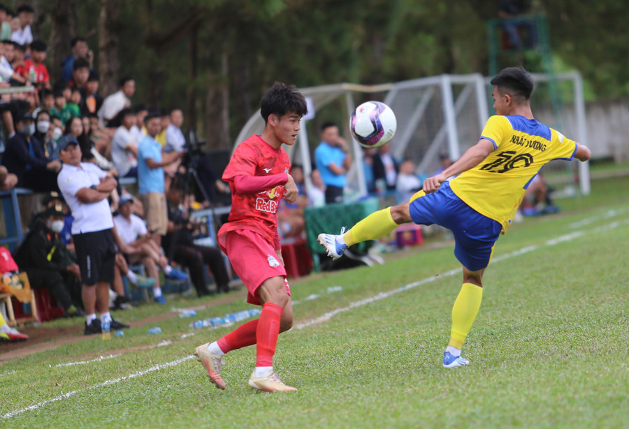 U21 HAGL (trái) khởi đầu khó khăn nhưng đã có chiến thắng đậm đà. Ảnh: Văn Ngọc U21 HAGL (trái) khởi đầu khó khăn nhưng đã có chiến thắng đậm đà Ảnh: Văn Ngọc