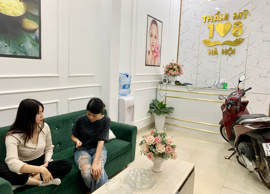 Chị Thúy (bên phải) cho biết chị bị nhân viên cơ sở thẩm mỹ khóa cửa nhốt bên trong. Ảnh: Như Nguyện