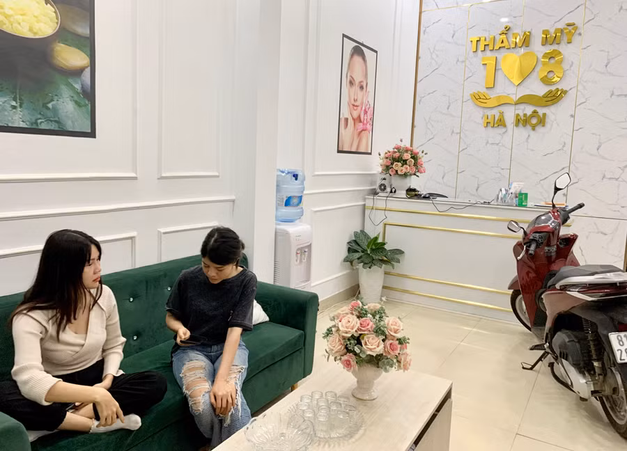 Chị Thúy (bên phải) cho biết chị bị nhân viên cơ sở thẩm mỹ khóa cửa nhốt bên trong. Ảnh: Như Nguyện