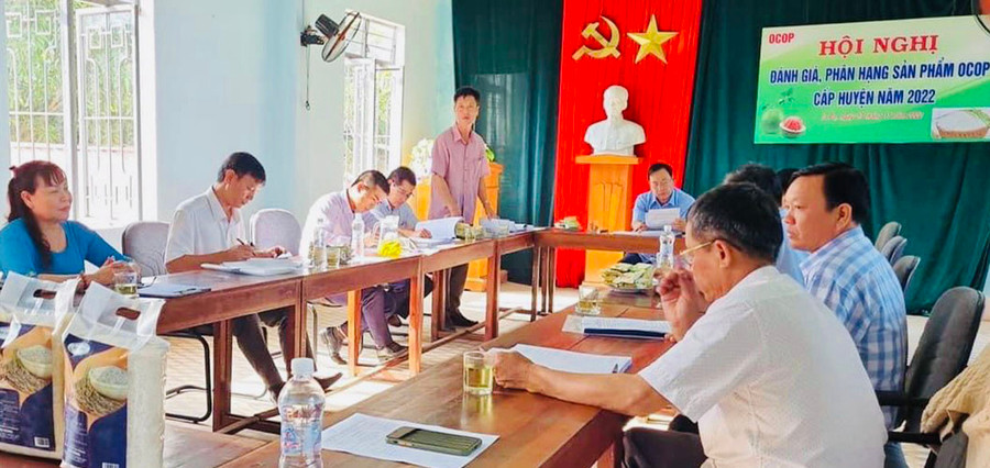  Hội đồng đánh giá, phân hạng sản phẩm OCOP huyện Ia Pa họp đánh giá, phân hạng các sản phẩm OCOP cấp huyện. Ảnh: Vũ Chi