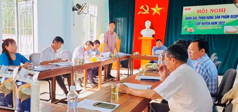  Hội đồng đánh giá, phân hạng sản phẩm OCOP huyện Ia Pa họp đánh giá, phân hạng các sản phẩm OCOP cấp huyện. Ảnh: Vũ Chi