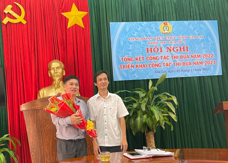 Chủ tịch Công đoàn Viên chức tỉnh Võ Hữu Hải (bìa phải) bàn giao công tác Khối trưởng Khối thi đua năm 2023 cho CĐCS Trường Chính trị tỉnh. Ảnh: Lam Nguyên Chủ tịch Công đoàn Viên chức tỉnh Võ Hữu Hải đã bàn giao công tác Khối trưởng Khối thi đua năm 2023 cho CĐCS Trường Chính trị tỉnh. Ảnh: Lam Nguyên