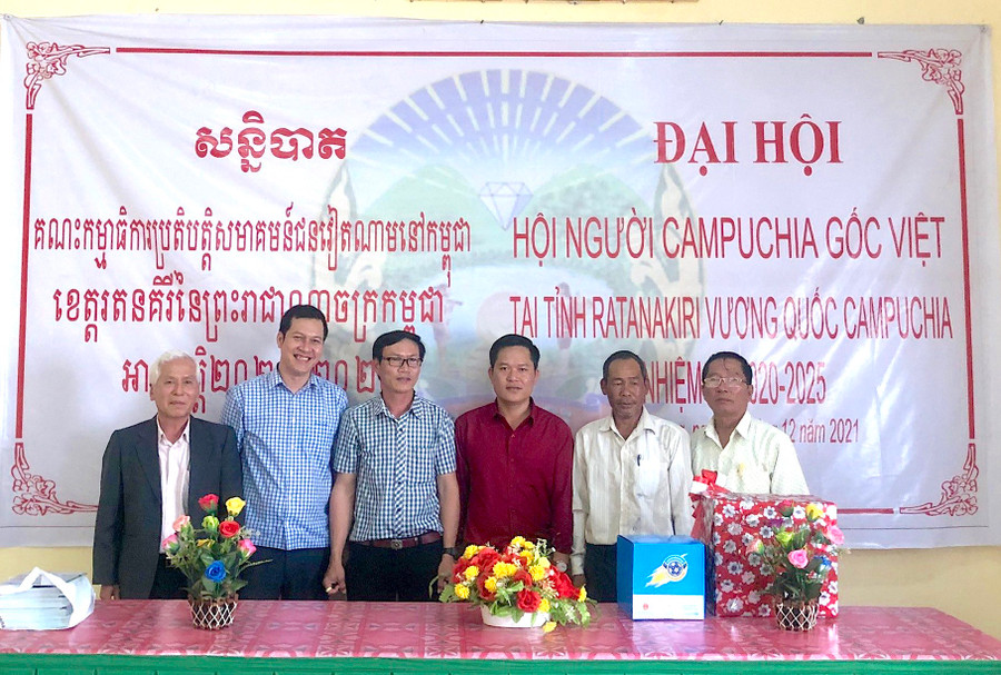 Thầy giáo Hà Thanh Giang (áo đỏ) được tỉnh biệt phái sang dạy tiếng Việt cho con em người Khmer gốc Việt tại tỉnh Ratanakiri (Vương quốc Campuchia) trong thời gian 3 năm. Ảnh: Anh Triết Thầy giáo Hà Thanh Giang (áo đỏ) được tỉnh biệt phái sang dạy tiếng Việt cho con em người Khmer gốc Việt tại tỉnh Ratanakiri (Vương quốc Campuchia) trong thời gian 3 năm. Ảnh: Anh Triết