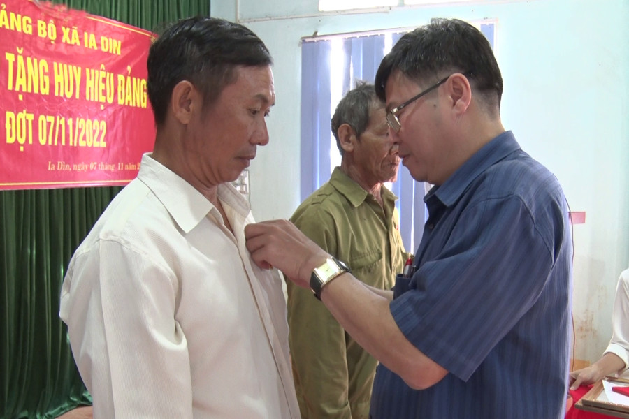 Ông Phạm Văn Cường-Bí thư Huyện ủy Đức Cơ trao Huy hiệu Đảng cho đảng viên xã Ia Din. Ảnh: Văn Châu