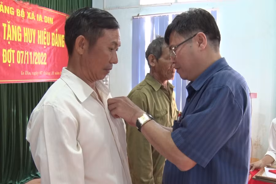 Ông Phạm Văn Cường-Bí thư Huyện ủy Đức Cơ trao Huy hiệu Đảng cho đảng viên xã Ia Din. Ảnh: Văn Châu