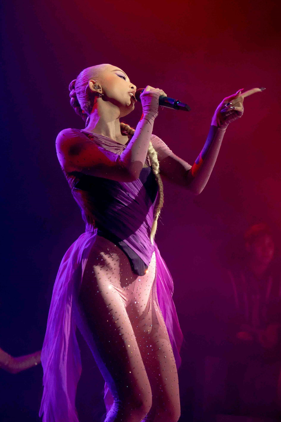 Đồng thời, “phản chiếu” suy nghĩ về giá trị “tính nữ” trong xã hội ngày nay: Vừa mềm mại, lấp lánh như trang sức, lại vừa sắc bén táo bạo như lưỡi dao. Ảnh: NSCC Đồng thời, “phản chiếu” suy nghĩ về giá trị “tính nữ” trong xã hội ngày nay: Vừa mềm mại, lấp lánh như trang sức, lại vừa sắc bén táo bạo như lưỡi dao. Ảnh: NSCC.