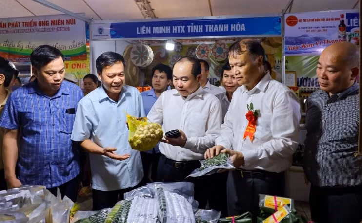 Lãnh đạo Liên minh Hợp tác xã Việt Nam và Cục xúc tiến thương mại (Bộ Công thương) tham quan gian hàng tại Hội chợ Xúc tiến thương mại cho các hợp tác xã tại Hà Nội