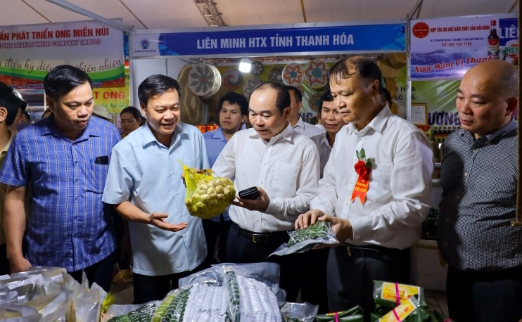 Lãnh đạo Liên minh Hợp tác xã Việt Nam và Cục xúc tiến thương mại (Bộ Công thương) tham quan gian hàng tại Hội chợ Xúc tiến thương mại cho các hợp tác xã tại Hà Nội