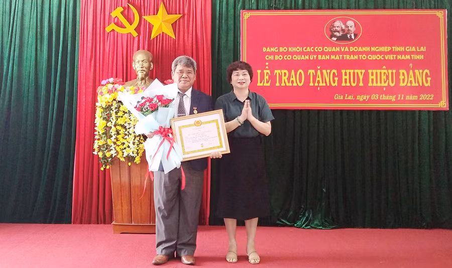  Chủ tịch Ủy ban MTTQ Việt Nam tỉnh Hồ Văn Điềm (bìa trái) được trao tặng Huy hiệu 30 năm tuổi Đảng. Ảnh: Lê Đại