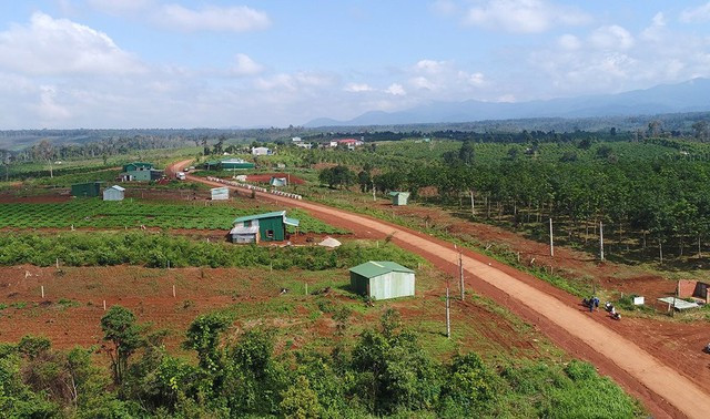 Tỉnh Đắk Nông sẽ tiếp tục ưu tiên nguồn lực bố trí, sắp xếp ổn định dân di cư tự do, hạn chế tình trạng lấn chiếm đất rừng và bảo đảm an ninh, trật tự an toàn xã hội trên địa bàn - Ảnh: Báo TNMT Tỉnh Đắk Nông sẽ tiếp tục ưu tiên nguồn lực bố trí, sắp xếp ổn định dân di cư tự do, hạn chế tình trạng lấn chiếm đất rừng và bảo đảm an ninh, trật tự an toàn xã hội trên địa bàn - Ảnh: Báo TNMT