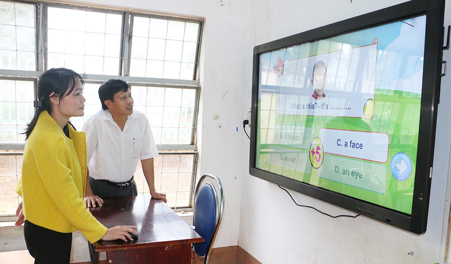 Theo cô Nguyễn Thị Mai Phương, hiện màn hình tương tác thông minh khởi động có lúc rất chậm, độ cảm ứng không còn được nhanh nhạy.