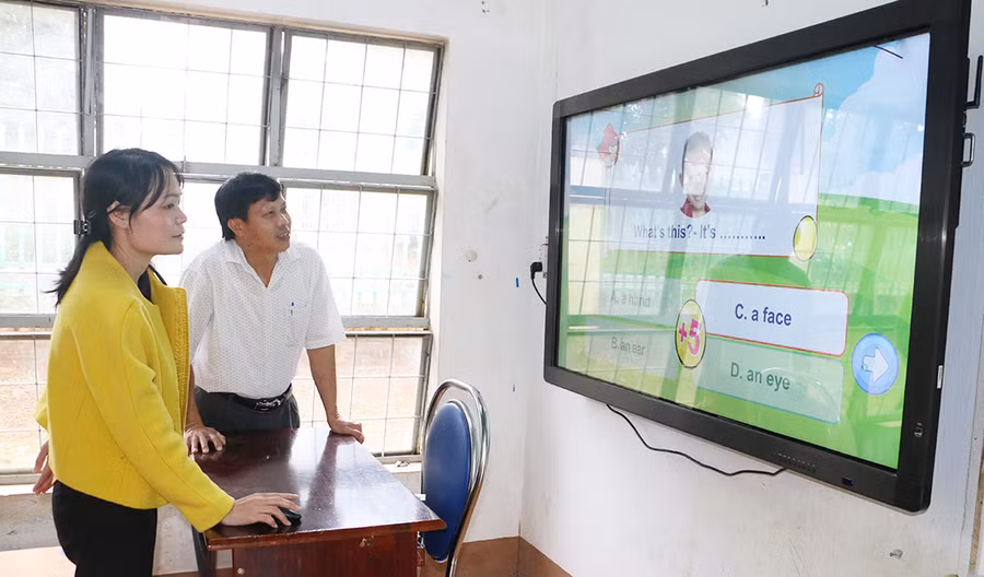 Theo cô Nguyễn Thị Mai Phương, hiện màn hình tương tác thông minh khởi động có lúc rất chậm, độ cảm ứng không còn được nhanh nhạy. Ảnh: Quang Tấn Theo cô Nguyễn Thị Mai Phương, hiện màn hình tương tác thông minh khởi động có lúc rất chậm, độ cảm ứng không còn được nhanh nhạy.