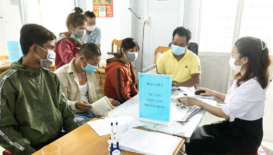  Cán bộ Trung tâm Dịch vụ việc làm tỉnh tuyên truyền chính sách BHTN cho người lao động huyện Krông Pa. Ảnh: Đinh Yến