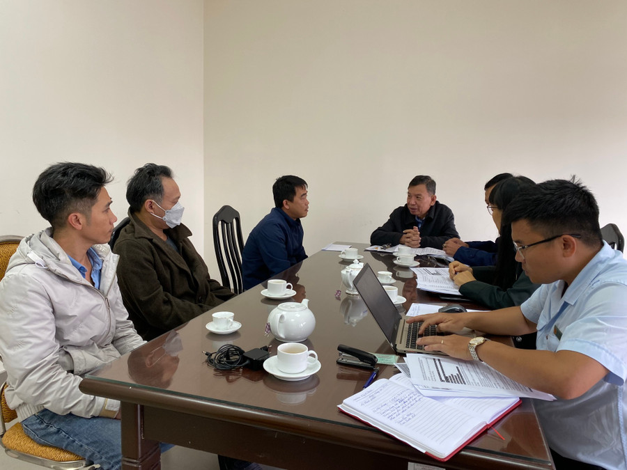 Thanh tra Sở TTTT Lâm Đồng làm việc với 3 người (bên trái) mạo danh các hãng taxi quảng cáo hoạt động, dịch vụ kinh doanh vận tải trái pháp luật. Ảnh: D.T