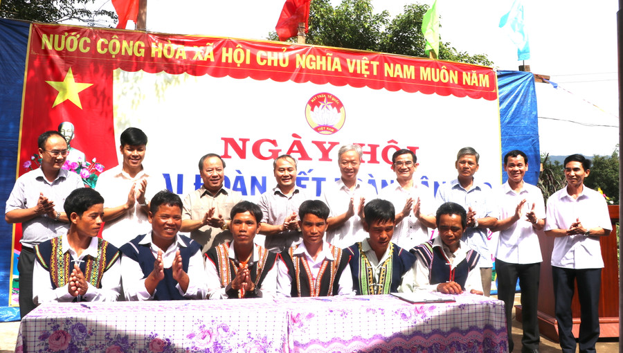 Các đồng chí lãnh đạo tỉnh, huyện chứng kiến Ban Công tác Mặt trận làng Kươk phát động nhân dân hưởng ứng và đăng ký thi đua thực hiện nhiệm vụ năm 2023. Ảnh: Ngọc Minh