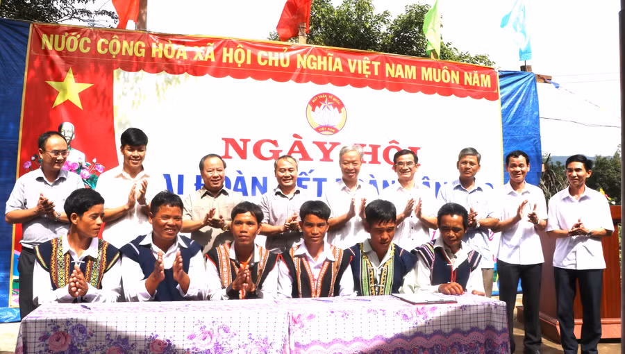 Các đồng chí lãnh đạo tỉnh, huyện chứng kiến Ban Công tác Mặt trận làng Kươk phát động nhân dân hưởng ứng và đăng ký thi đua thực hiện nhiệm vụ năm 2023. Ảnh: Ngọc Minh