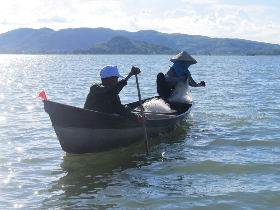 Kéo lưới trên đầm An Khê. Ảnh: Trang Thy