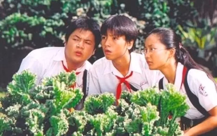 Kính vạn hoa là bộ phim chuyển thể từ truyện cùng tên của Nguyễn Nhật Ánh, xoay quanh nhóm ba người bạn thân Quý Ròm (Ngọc Trai), Tiểu Long (Vũ Long), Hạnh Cận (Anh Đào). Vì họ có tính cách trái ngược nhau nên mang đến nhiều tình tiết hài hước, vui nhộn cho khán giả. Không thể phủ nhận rằng thành công của phim giúp tên tuổi của bộ ba cũng được chú ý hơn. Tuy nhiên, sau 18 năm, mỗi người lại chọn cho mình cuộc sống riêng. Ảnh: TL