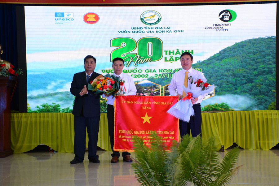 Phó Chủ tịch UBND tỉnh Kpă Thuyên trao cờ thi đua cho tập thể cán bộ, công nhân viên Vườn Quốc gia Kon Ka Kinh