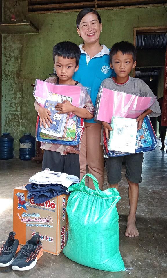 Nhiều trẻ mồ côi có được điểm tựa ấm áp để vươn lên trong cuộc sống từ sự đồng hành của những người mẹ đỡ đầu. Ảnh: Minh Châu