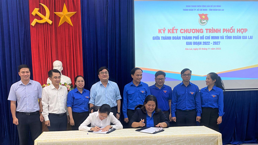 Bí thư tỉnh đoàn Gia Lai và Bí thư Thành đoàn Tp Hồ Chí Minh ký kết chương trình phối hợp giai đoạn 2022-2027. Ảnh: Hà Đức Thành