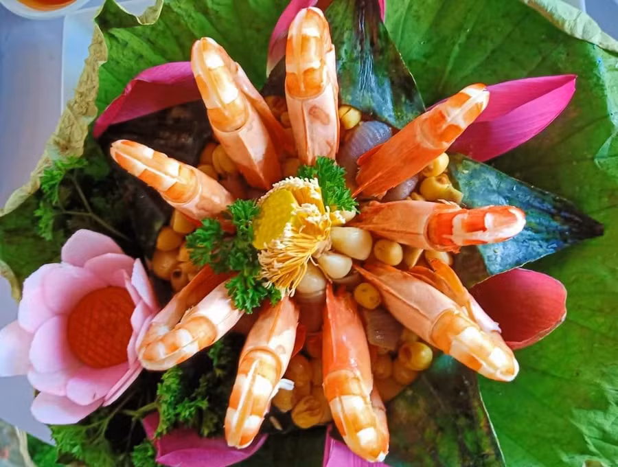 Một món ăn được chế biến từ tôm và muối Bạc Liêu