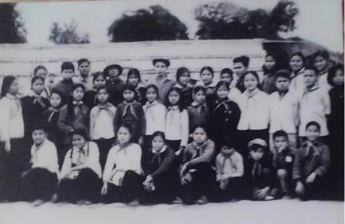 Một số bạn đội thiếu niên hệ cấp II chụp ảnh với thầy Nguyễn Trọng Bí Hệ trưởng ở Bản Đồng Liều, xã Chi Lăng cuối năm 1966. Ảnh: Ksor Phước