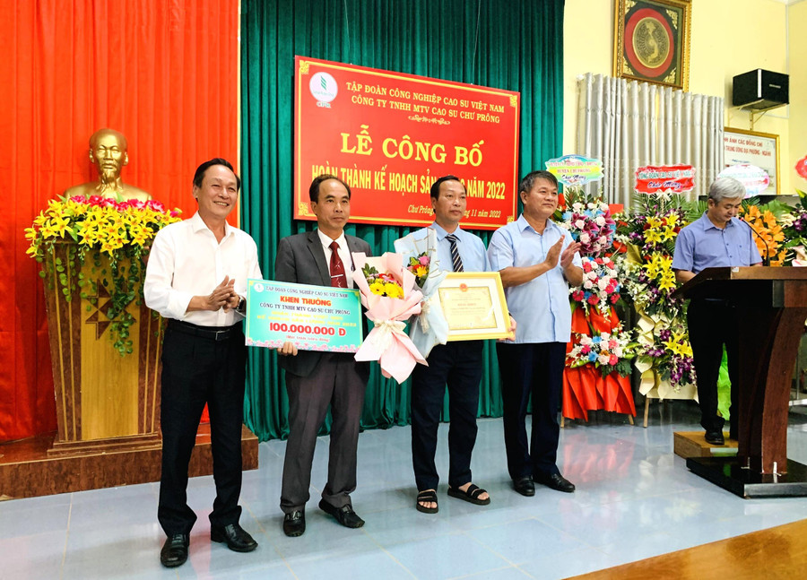Với thành tích hoàn thành sản lượng giao trước thời hạn, Công ty được Tập đoàn Công nghiệp Cao su Việt Nam tặng bằng khen và phần thưởng 100 triệu đồng. Ảnh: Nhật Hào Với thành tích hoàn thành sản lượng giao trước thời hạn, Công ty được Tập đoàn Công nghiệp Cao su Việt Nam tặng bằng khen và phần thưởng 100 triệu đồng. Ảnh: Nhật Hào