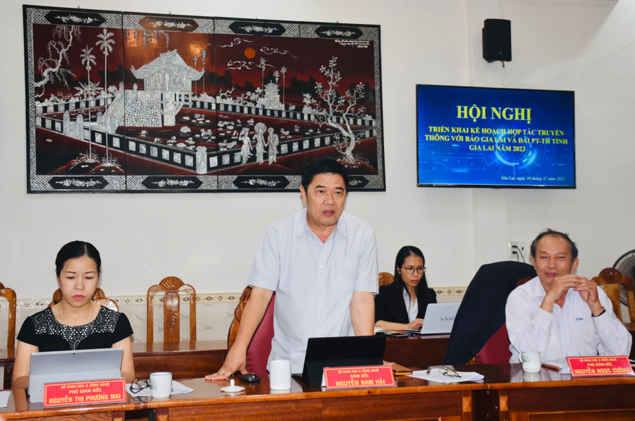 Giám đốc Sở KH-CN Nguyễn Nam Hải ghi nhận, đánh giá cao sự đóng góp của Báo Gia Lai, Đài PT-TH tỉnh trong lĩnh vực KH-CN của tỉnh. Ảnh: Trần Dung