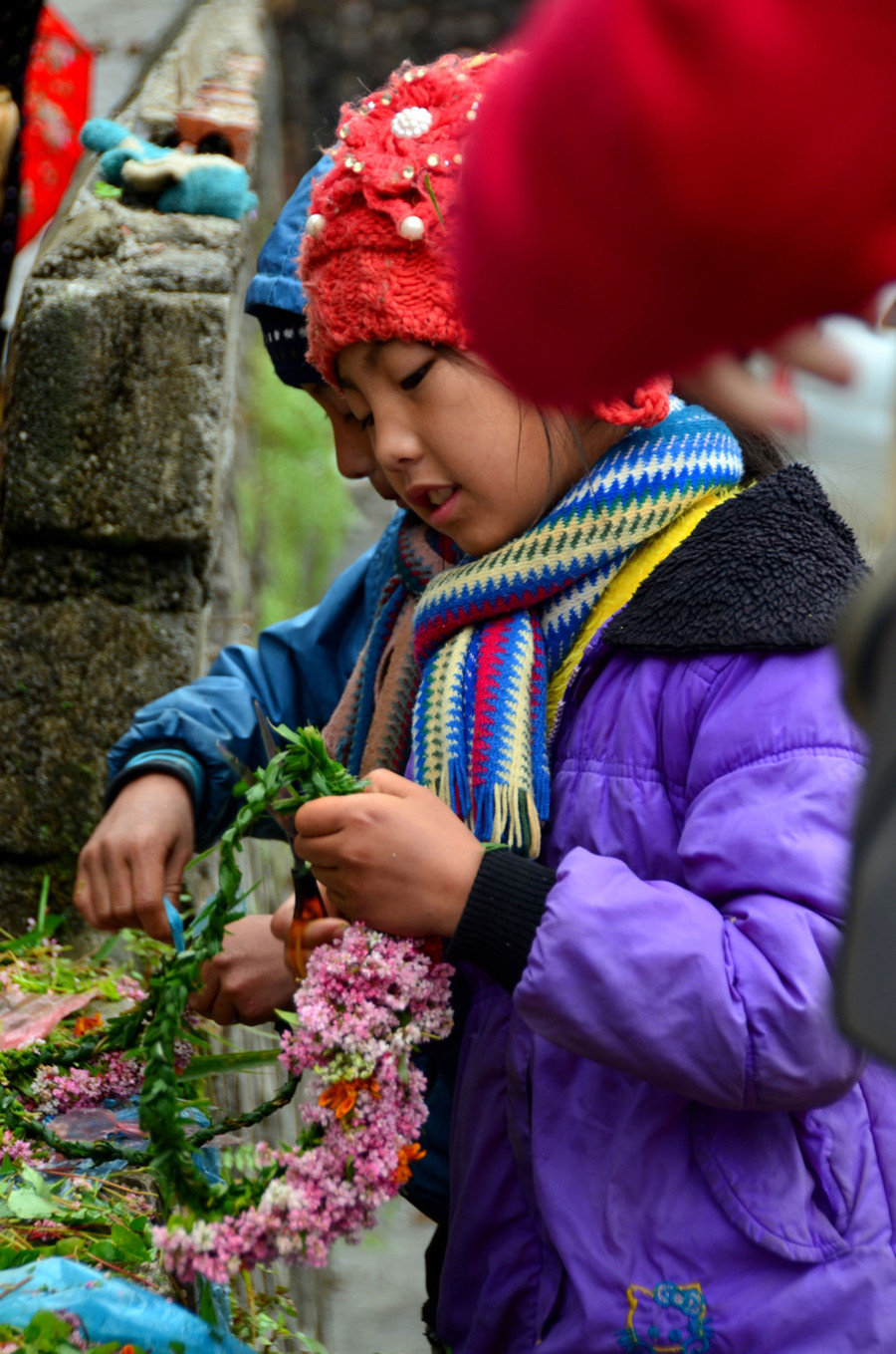 Vẻ đẹp hoa tam giác mạch được trẻ em H’mông bản địa tận dụng, tự tạo nên các vòng hoa bán cho du khách