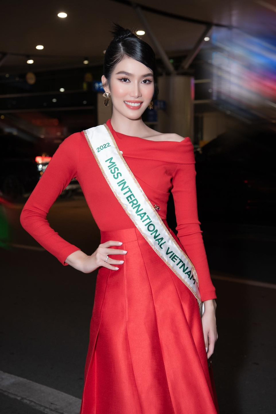 Tối 28.11, Á hậu 1 Hoa hậu Việt Nam 2020 có mặt ở sân bay để sang Nhật Bản thi Miss International - Hoa hậu Quốc tế 2022. Người đẹp sinh năm 1998 diện một chiếc đầm màu đỏ rực rỡ của nhà thiết kế Hà Thanh Việt. Ảnh: NVCC