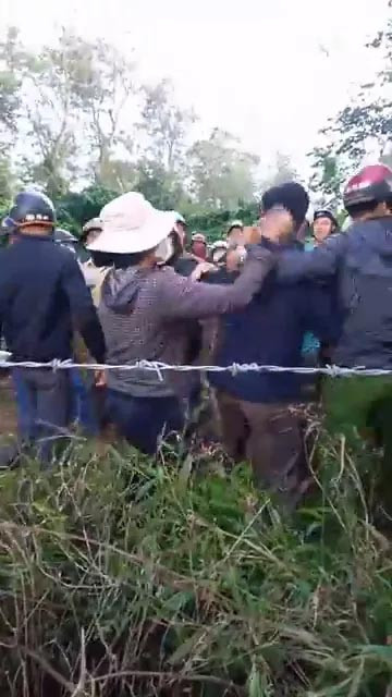 Hàng trăm người tụ tập tại vườn cà phê