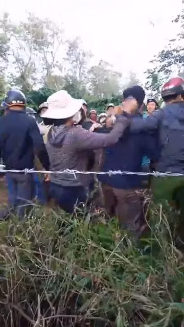 Hàng trăm người tụ tập tại vườn cà phê