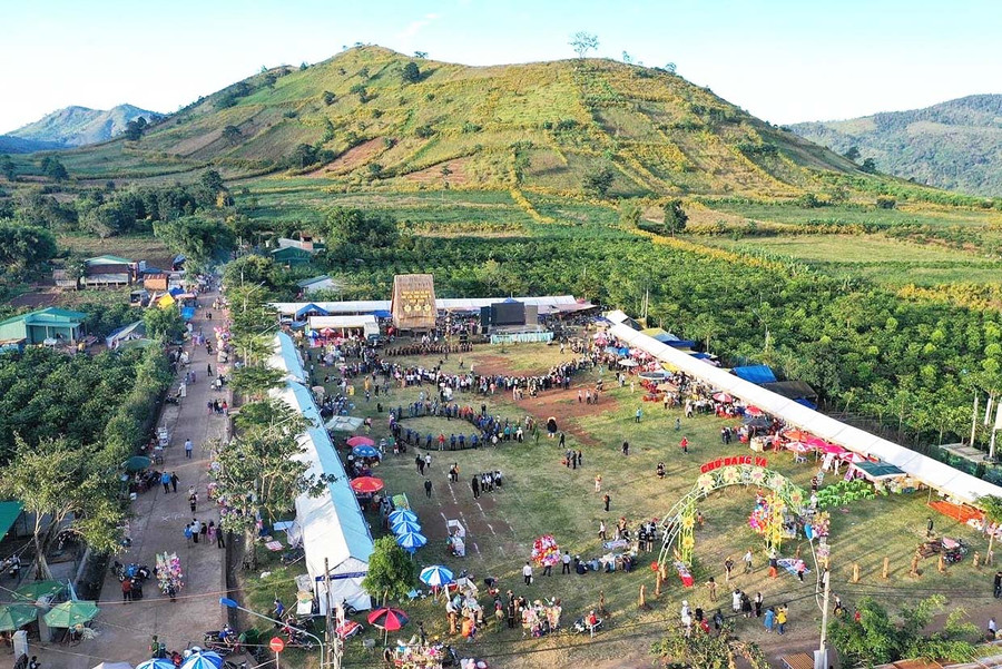 Tuần lễ hoa dã quỳ-núi lửa Chư Đang Ya là sự kiện tôn vinh di sản văn hóa, thiên nhiên và kích cầu du lịch. Ảnh: Nguyễn Tấn Kần Tuần lễ hoa dã quỳ-núi lửa Chư Đang Ya là sự kiện tôn vinh di sản văn hóa, thiên nhiên và kích cầu du lịch. Ảnh: Nguyễn Tấn Kần