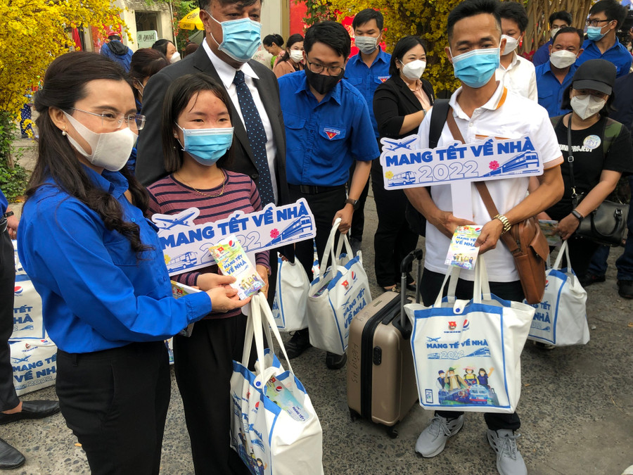 Người lao động được tặng vé miễn phí về quê thông qua Chương trình “Mang tết về nhà” năm 2022, do T.Ư Đoàn tổ chức