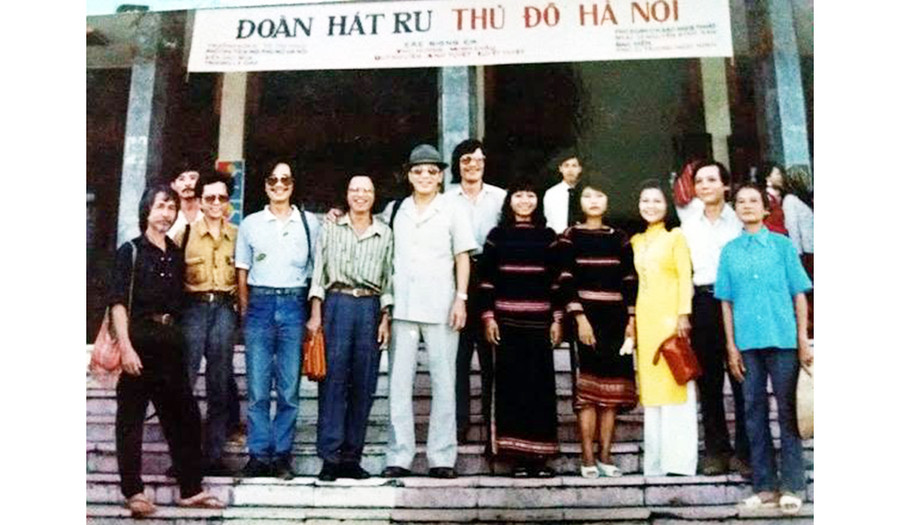 Đoàn nghệ thuật hát ru Gia Lai chụp ảnh lưu niệm tại Huế năm 1992. Ảnh: Lê Xuân Hoan  Đoàn nghệ thuật hát ru Gia Lai chụp ảnh lưu niệm tại Huế năm 1992. Ảnh: Lê Xuân Hoan