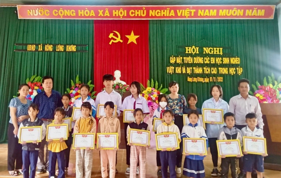 Các em học sinh nghèo vượt khó được khen thưởng tại buổi lễ. Ảnh: Lam Nguyên Các em học sinh vượt khó được khen thưởng tại buổi lễ. Ảnh: Lam Nguyên
