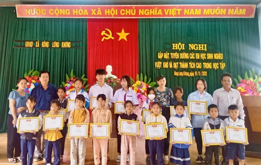 Các em học sinh vượt khó được khen thưởng tại buổi lễ. Ảnh: Lam Nguyên
