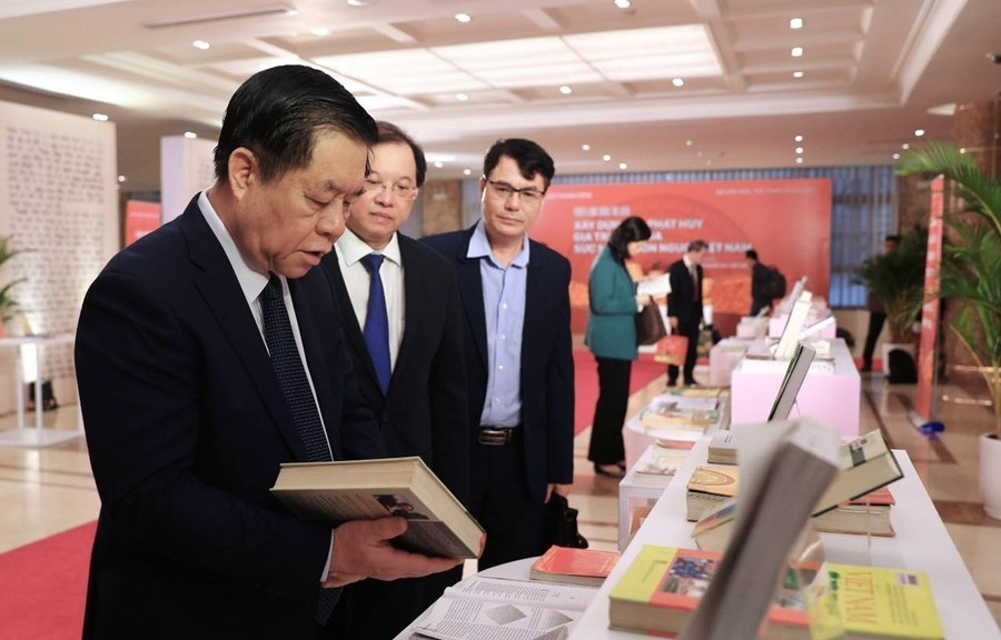 Bí thư Trung ương Đảng, Trưởng Ban Tuyên giáo Trung ương Nguyễn Trọng Nghĩa và các đại biểu tham quan trưng bày triển lãm sách, tài liệu "Xây dựng và phát huy giá trị văn hoá chất sức mạnh con người Việt Nam". Ảnh: Hoàng Hiếu/TTXVN Bí thư Trung ương Đảng, Trưởng Ban Tuyên giáo Trung ương Nguyễn Trọng Nghĩa và các đại biểu tham quan trưng bày triển lãm sách, tài liệu
