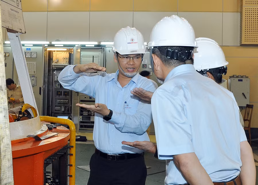  Giám đốc Đoàn Tiến Cường triển khai phương án xử lý tiếng gõ tổ máy H1 Thủy điện Ialy. Ảnh: Đinh Yến