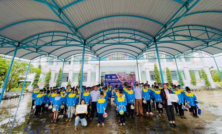 Các em học sinh Trường Tiểu học và THCS Đinh Núp (xã Pờ Tó) vui mừng khoác lên mình chiếc áo ấm do nhà tài trợ trao tặng. Ảnh: Vũ Chi Các em học sinh Trường Tiểu học và THCS Đinh Núp (xã Pờ Tó) vui mừng khoác lên mình chiếc áo ấm do nhà tài trợ trao tặng Ảnh Vũ Chi