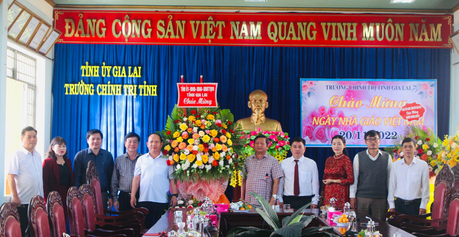 Thay mặt Tỉnh ủy, HĐND, UBND, Ủy ban MTTQ Việt Nam tỉnh, Phó Bí thư Tỉnh ủy Rah Lan Chung (thứ 5 từ trái qua) tặng lẵng hoa chúc mừng tập thể cán bộ, giảng viên Trường Chính trị tỉnh nhân ngày 20-11. Ảnh: Phan Lài Thay mặt Tỉnh ủy, HĐND, UBND, Ủy ban MTTQ Việt Nam tỉnh, Phó Bí thư Tỉnh ủy Rah Lan Chung (thứ 5 từ trái qua) tặng lẵng hoa chúc mừng tập thể cán bộ, giảng viên Trường Chính trị tỉnh nhân ngày 20-11. Ảnh: Phan Lài