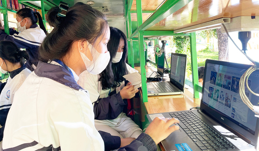 Chuyến xe lưu động của Thư viện tỉnh thường xuyên phục vụ học sinh các trường vùng khó. Ảnh: Phương Duyên Chuyến xe lưu động của Thư viện tỉnh thường xuyên phục vụ học sinh các trường vùng khó. Ảnh: Phương Duyên