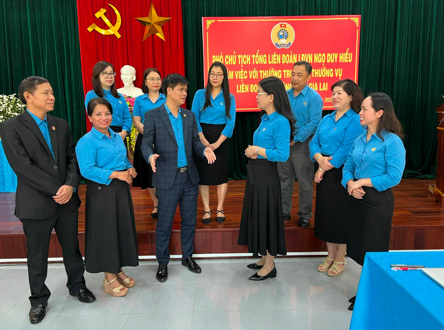 Ông Ngọ Duy Hiểu (thứ 6 từ phải qua)-Phó Chủ tịch Tổng LĐLĐ Việt Nam trao đổi với Thường trực Ban Thường vụ LĐLĐ tỉnh Gia Lai. Ảnh: Đinh Yến Ông Ngọ Duy Hiểu (thứ 3 từ trái qua)- Phó Chủ tịch LĐLĐ tỉnh trao đổi với tập thể Ban Thường trực LĐLĐ tỉnh Gia Lai. Ảnh. Đinh Yến