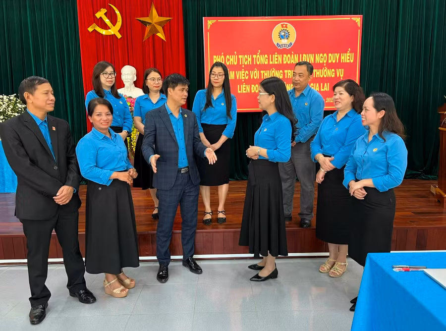 Ông Ngọ Duy Hiểu (thứ 3 từ trái qua)- Phó Chủ tịch LĐLĐ tỉnh trao đổi với tập thể Ban Thường trực LĐLĐ tỉnh Gia Lai. Ảnh. Đinh Yến